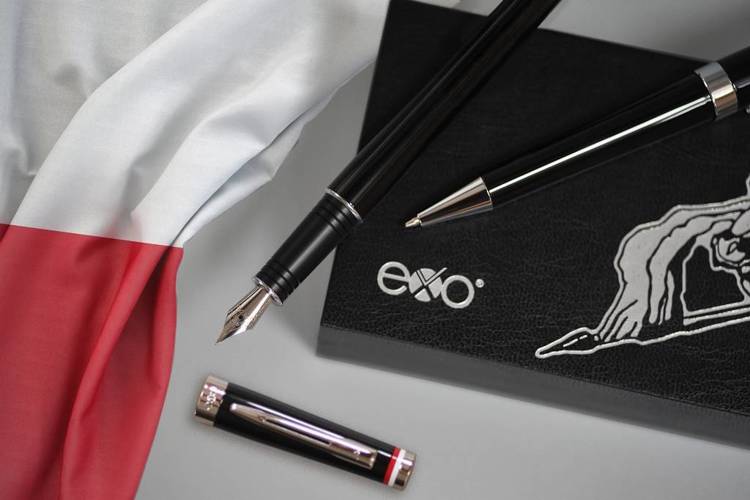 Zestaw (pióro wieczne i długopis) EXO Husaria Polska, czarny, motyw flagi, wykończenia chromowane